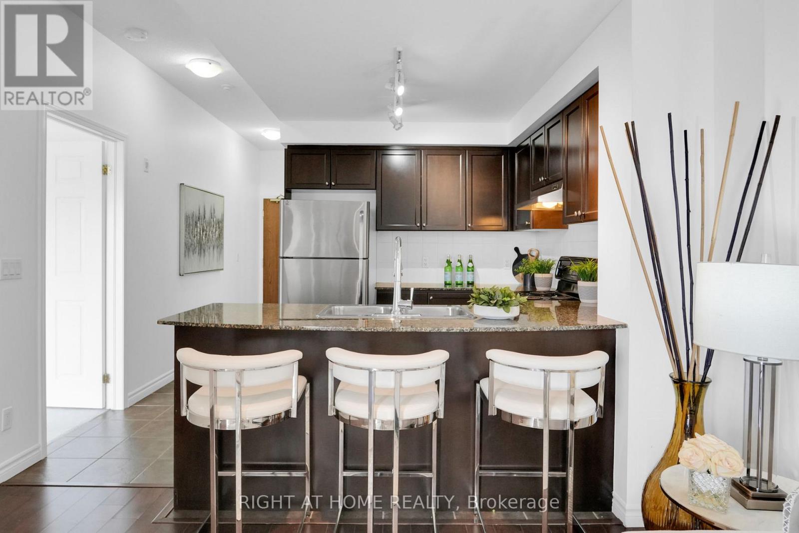 710 - 2 Maison Parc Court, Vaughan, Ontario  L4J 9K4 - Photo 8 - N12201000