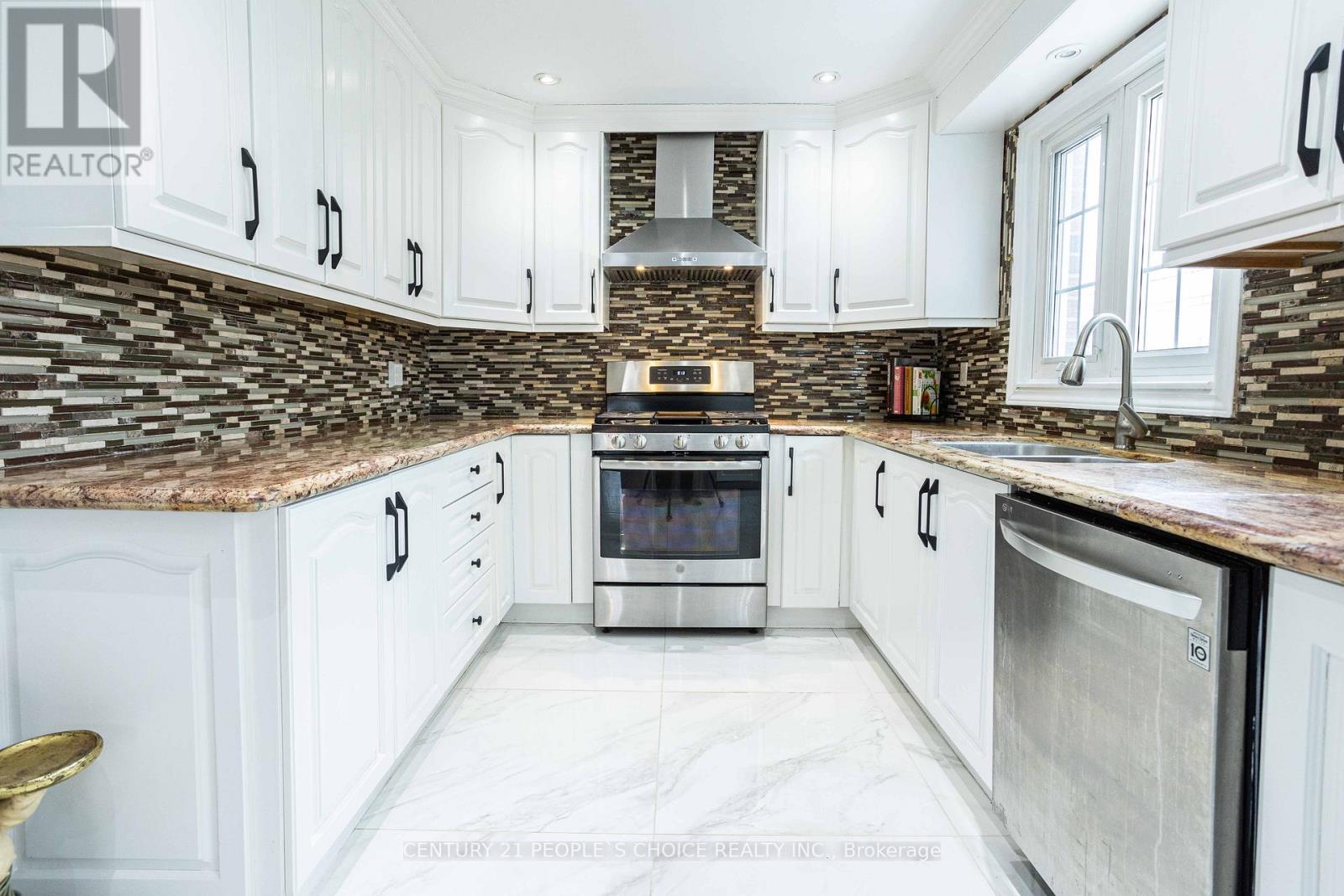 32 Madrid Crescent, Brampton, Ontario  L6S 2X4 - Photo 13 - W12659346