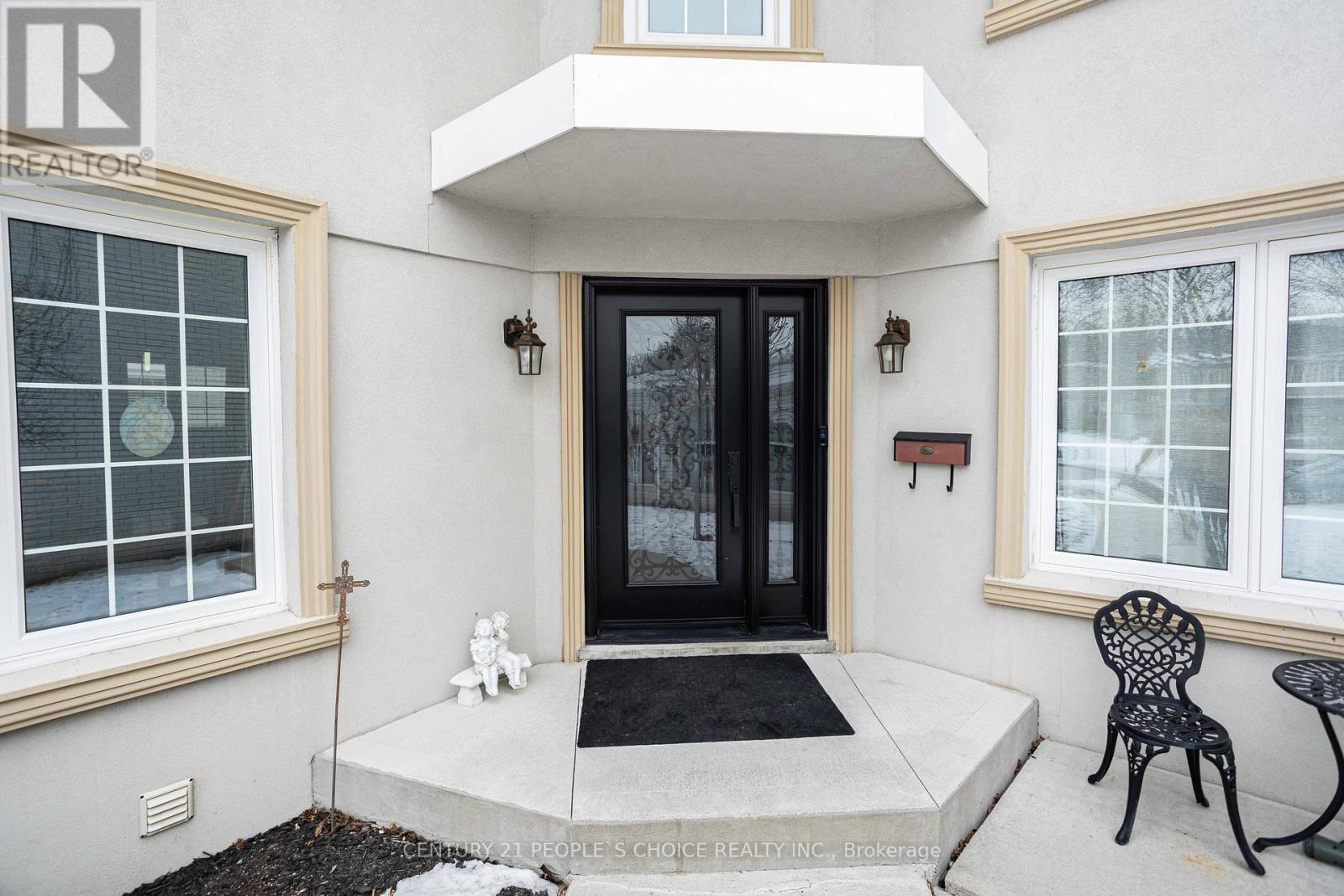 32 Madrid Crescent, Brampton, Ontario  L6S 2X4 - Photo 4 - W12659346