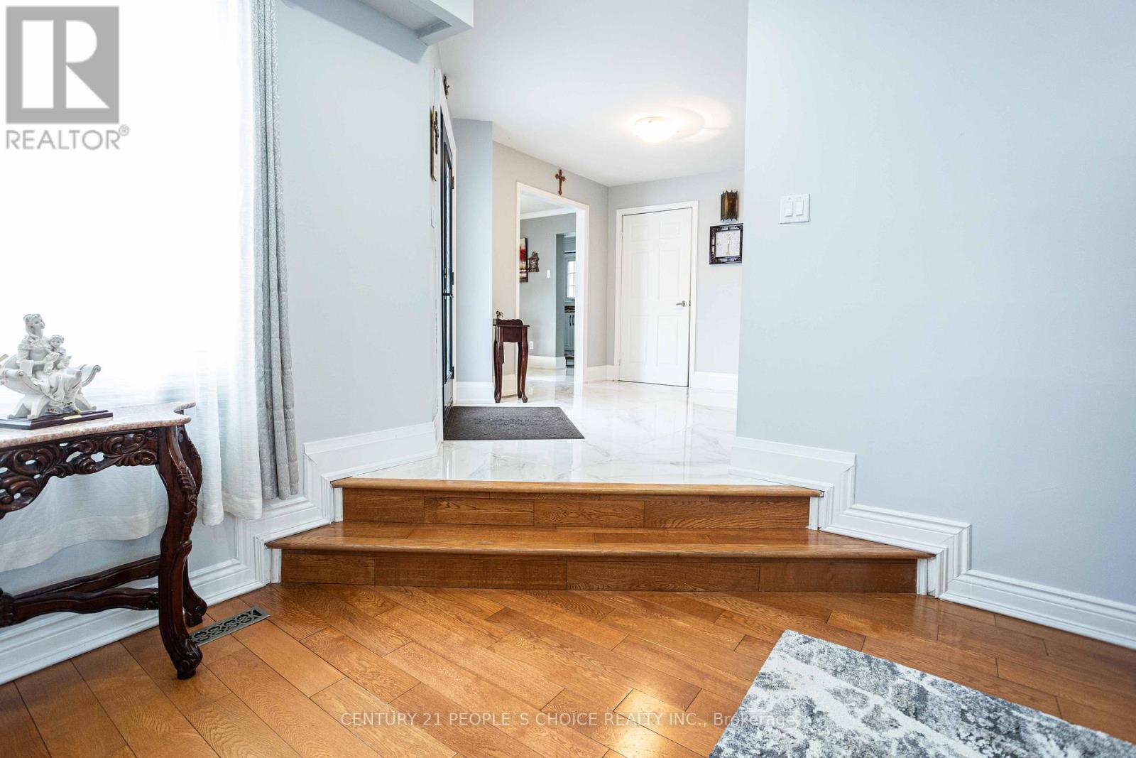 32 Madrid Crescent, Brampton, Ontario  L6S 2X4 - Photo 7 - W12659346