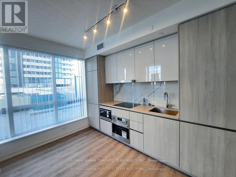 517 - 8 Interchange Way, Vaughan (Vaughan Corporate Centre), Ontario  L4K 5Z7 - Photo 2 - N12659402