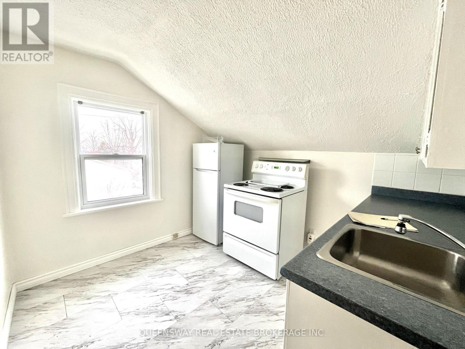 164 Centre Street N, Oshawa, Ontario  L1G 4C3 - Photo 2 - E12659418