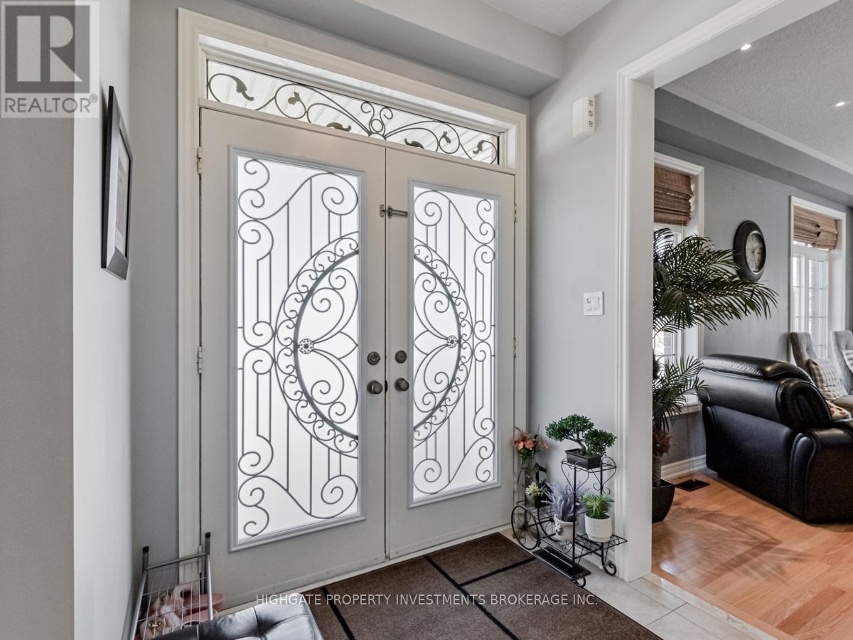 1 Juglans Crescent, Whitchurch-Stouffville (Stouffville), Ontario  L4A 0V4 - Photo 5 - N12659422