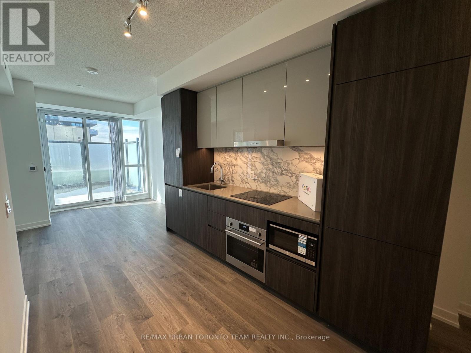 501 - 8 Interchange Way, Vaughan (Vaughan Corporate Centre), Ontario  L4K 5Z7 - Photo 2 - N12659446