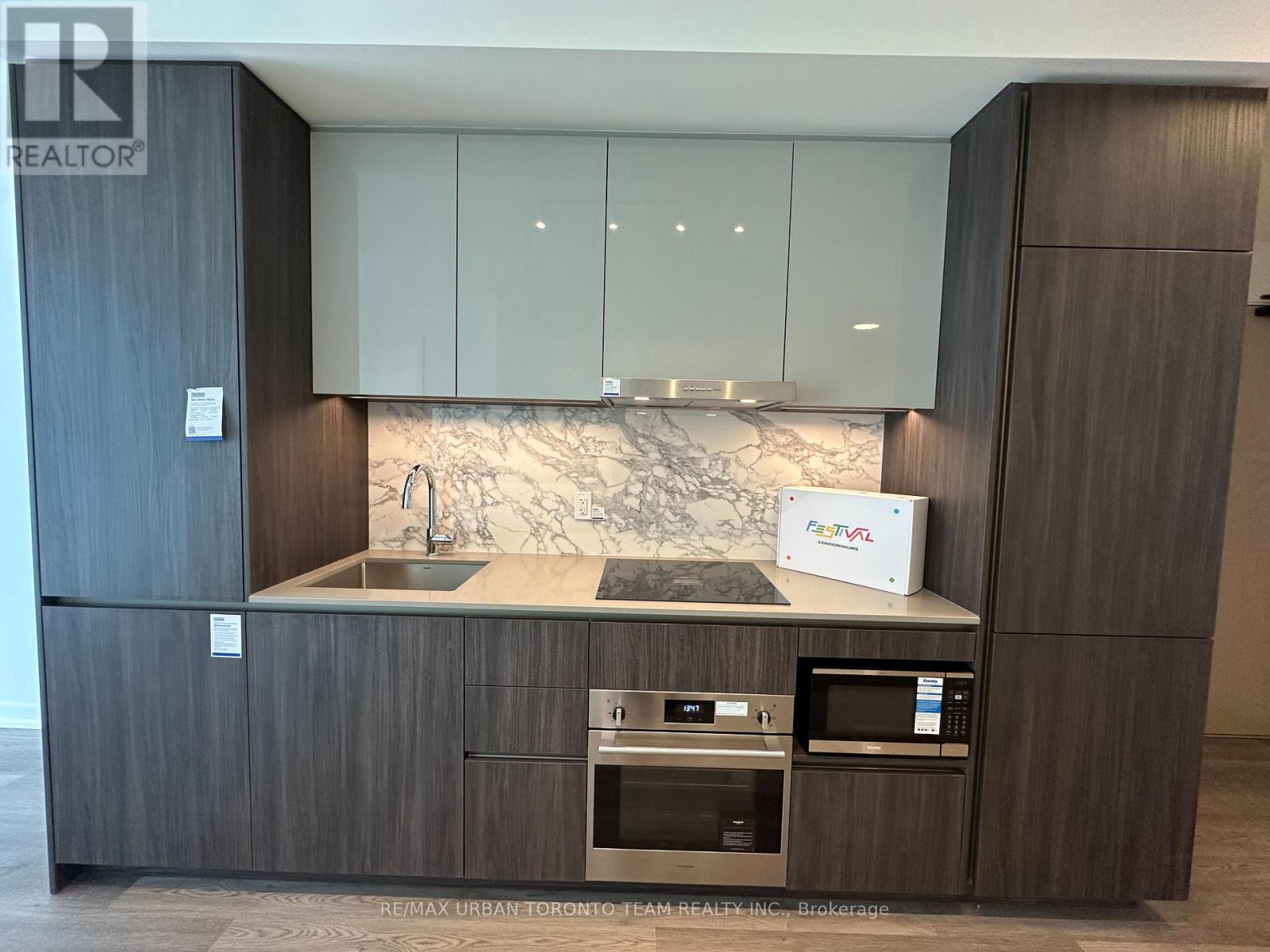 501 - 8 Interchange Way, Vaughan (Vaughan Corporate Centre), Ontario  L4K 5Z7 - Photo 3 - N12659446