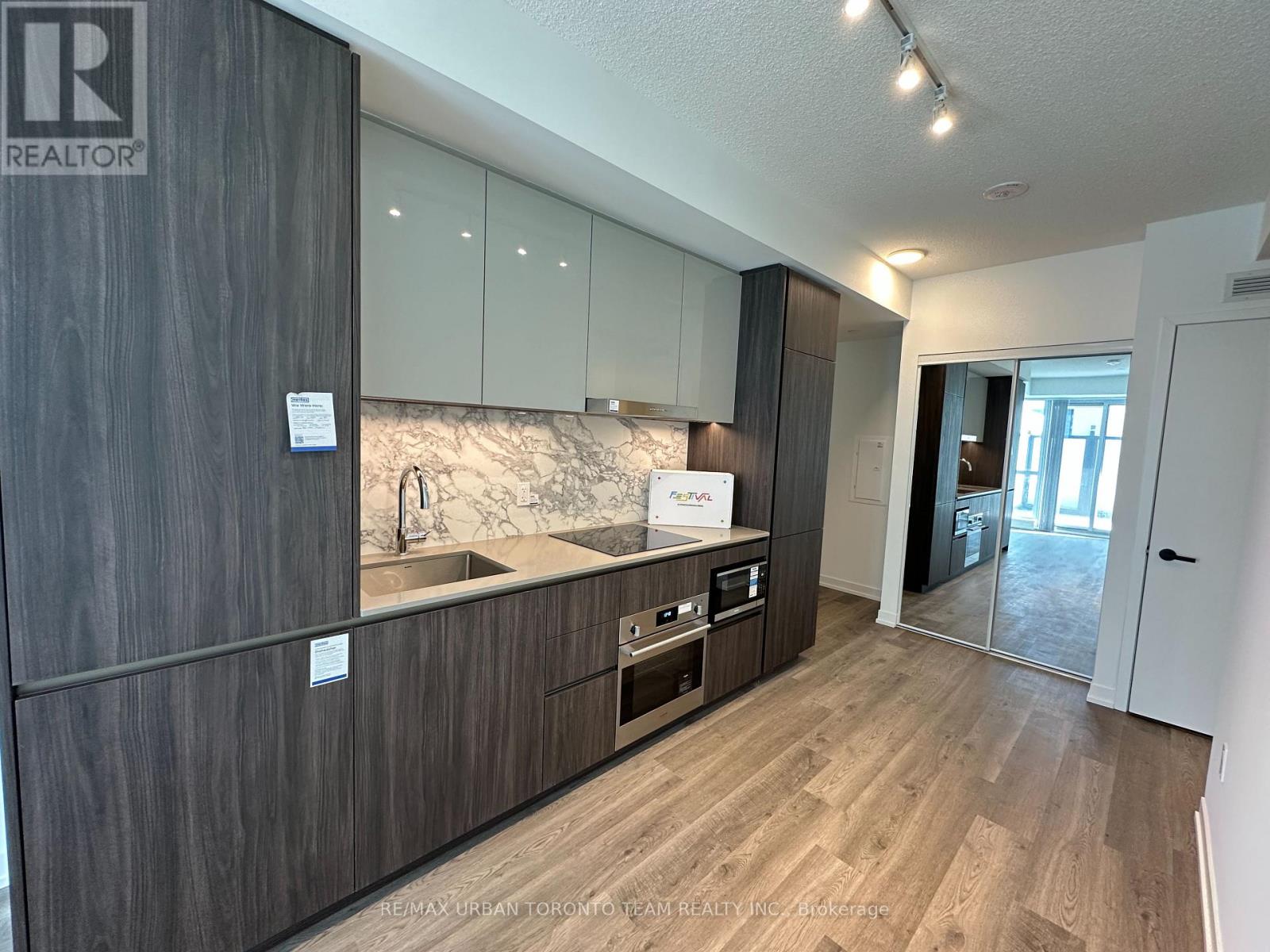 501 - 8 Interchange Way, Vaughan (Vaughan Corporate Centre), Ontario  L4K 5Z7 - Photo 4 - N12659446