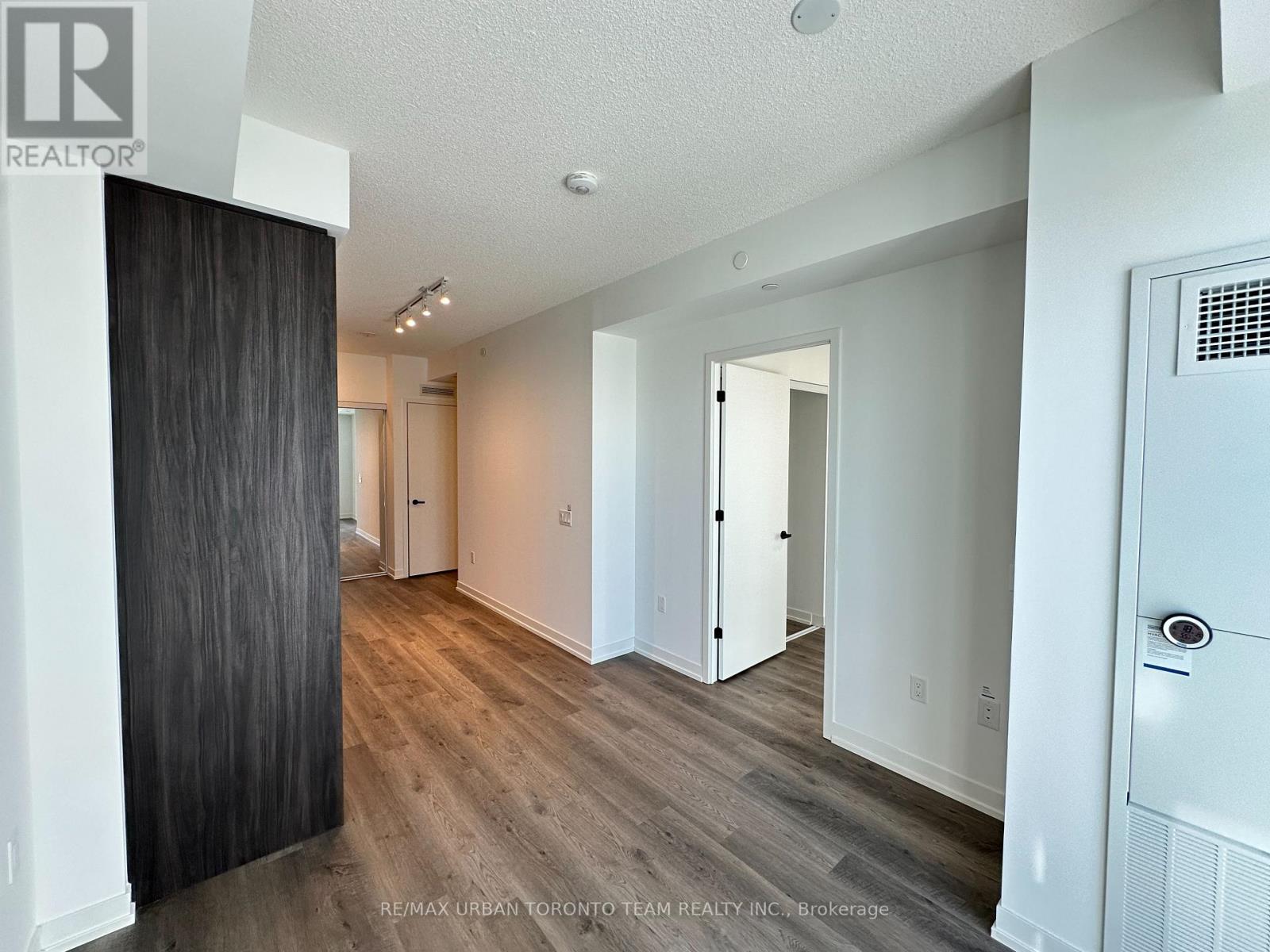 501 - 8 Interchange Way, Vaughan (Vaughan Corporate Centre), Ontario  L4K 5Z7 - Photo 6 - N12659446