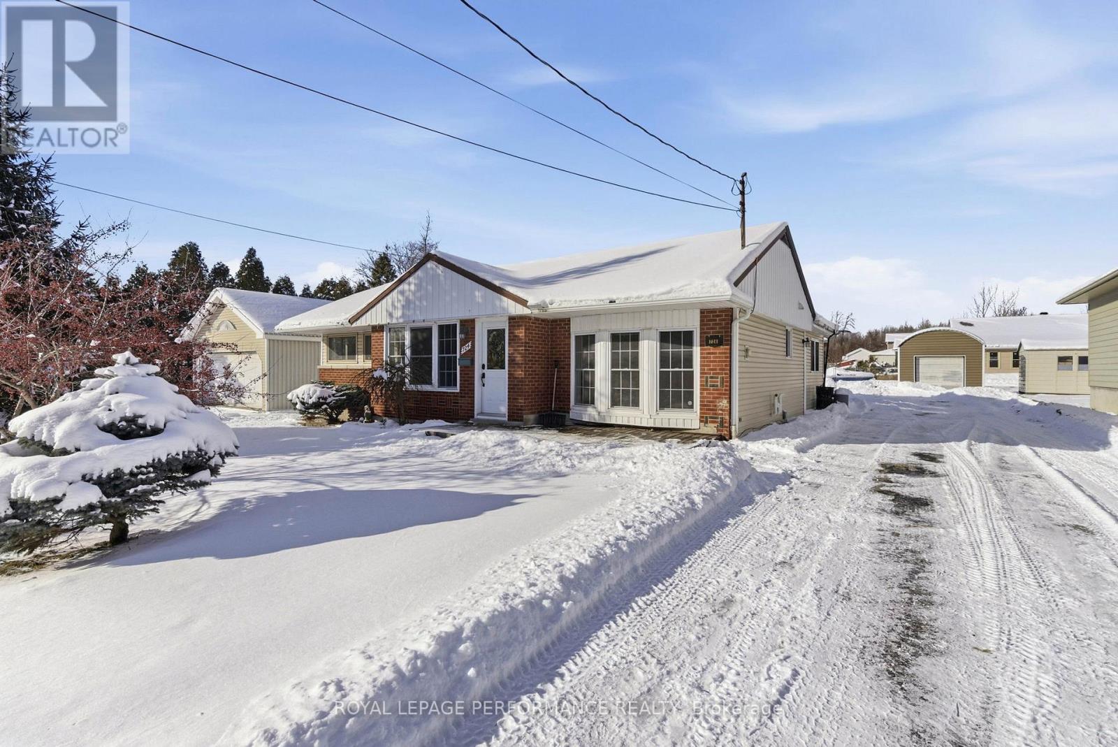 724 St Antoine Street, Cornwall, Ontario  K6H 7G9 - Photo 3 - X12659478