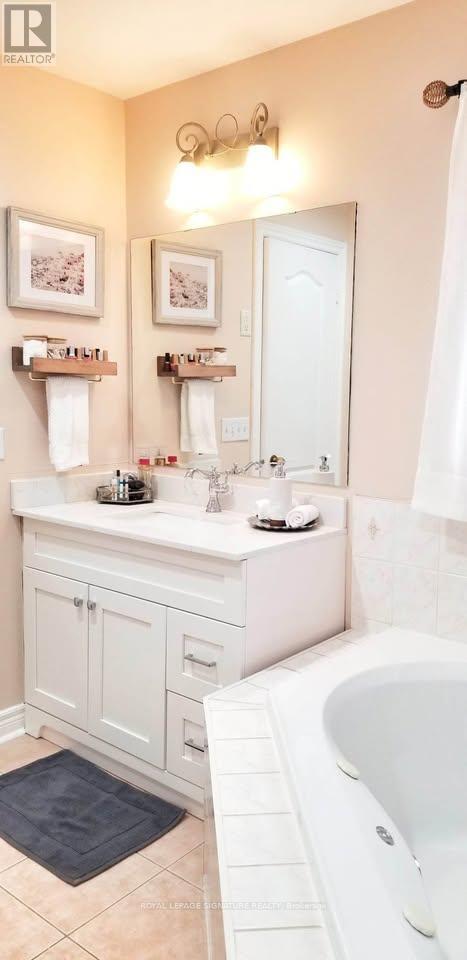 971 Ledbury Crescent, Mississauga, Ontario  L5V 2R3 - Photo 21 - W12656286