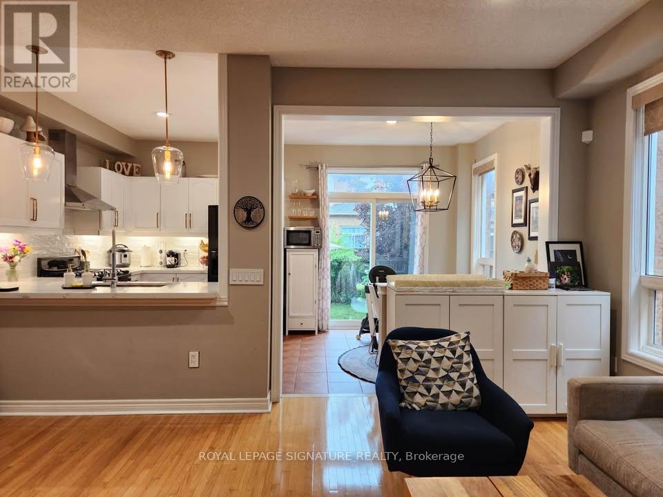 971 Ledbury Crescent, Mississauga, Ontario  L5V 2R3 - Photo 6 - W12656286