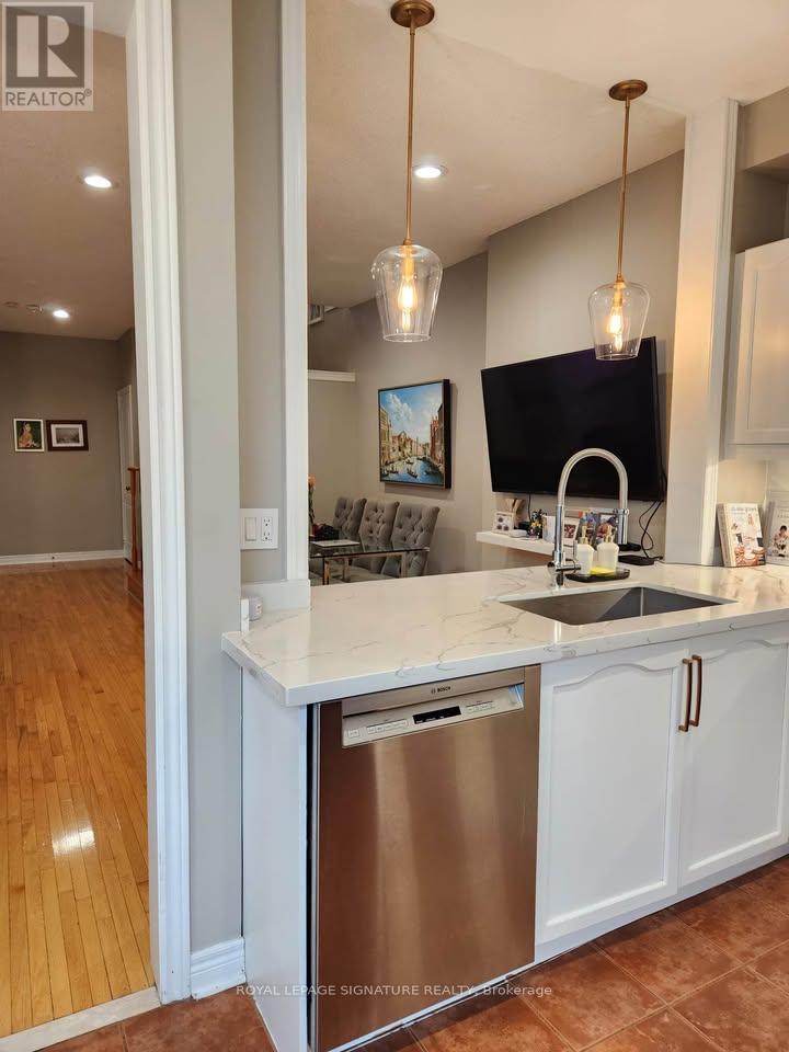 971 Ledbury Crescent, Mississauga, Ontario  L5V 2R3 - Photo 10 - W12656286