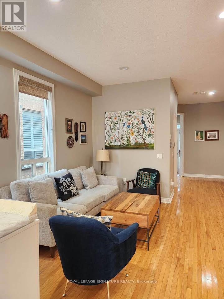 971 Ledbury Crescent, Mississauga, Ontario  L5V 2R3 - Photo 3 - W12656286