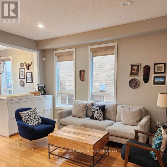 971 Ledbury Crescent, Mississauga, Ontario  L5V 2R3 - Photo 4 - W12656286