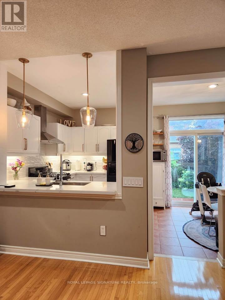 971 Ledbury Crescent, Mississauga, Ontario  L5V 2R3 - Photo 8 - W12656286