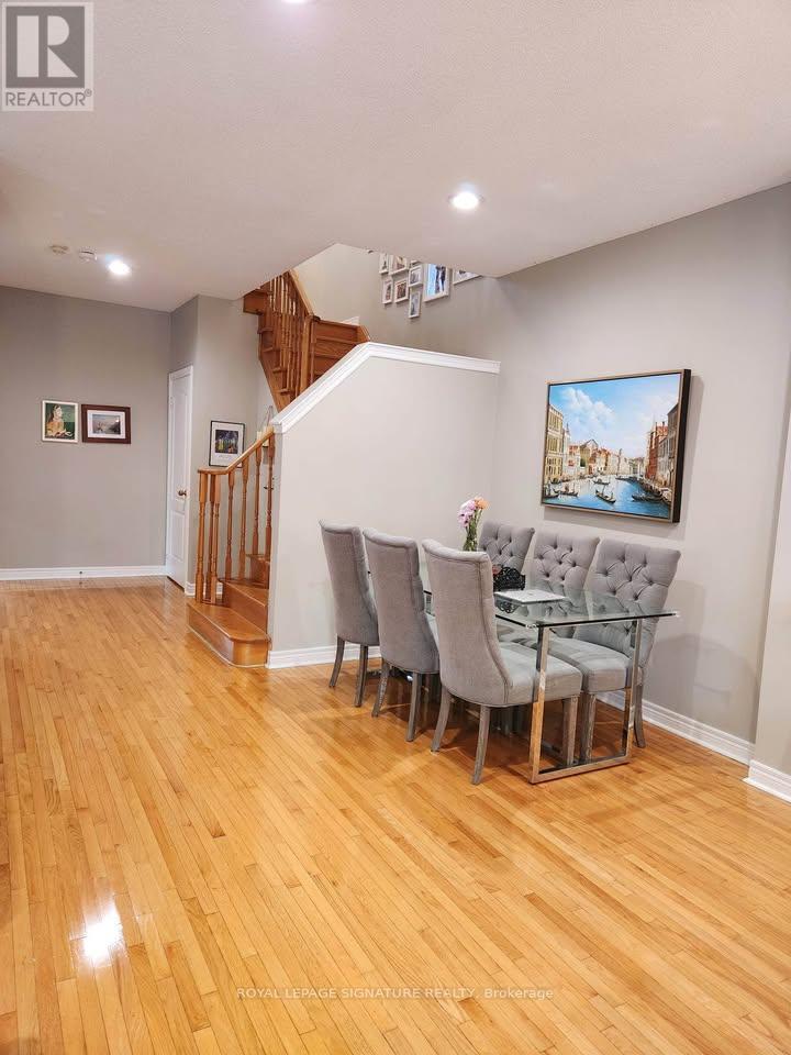 971 Ledbury Crescent, Mississauga, Ontario  L5V 2R3 - Photo 5 - W12656286