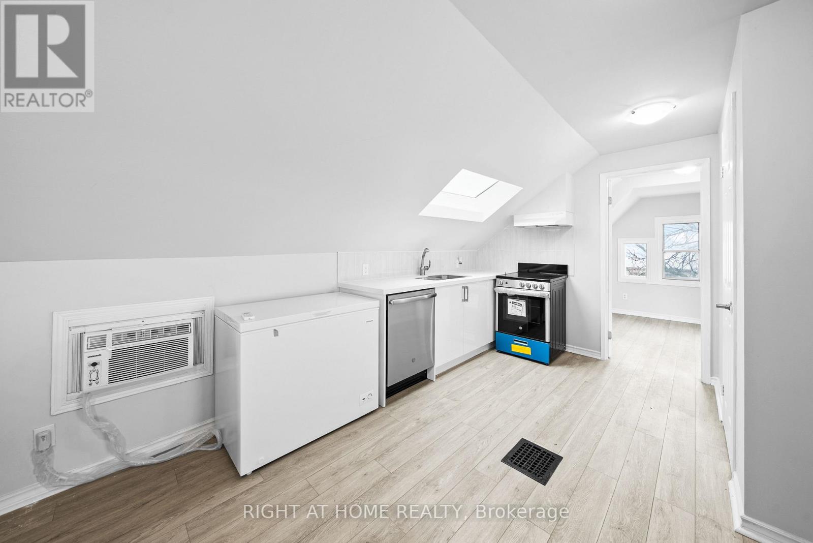 134 Millicent Street, Toronto, Ontario  M6H 1W4 - Photo 9 - W12440769