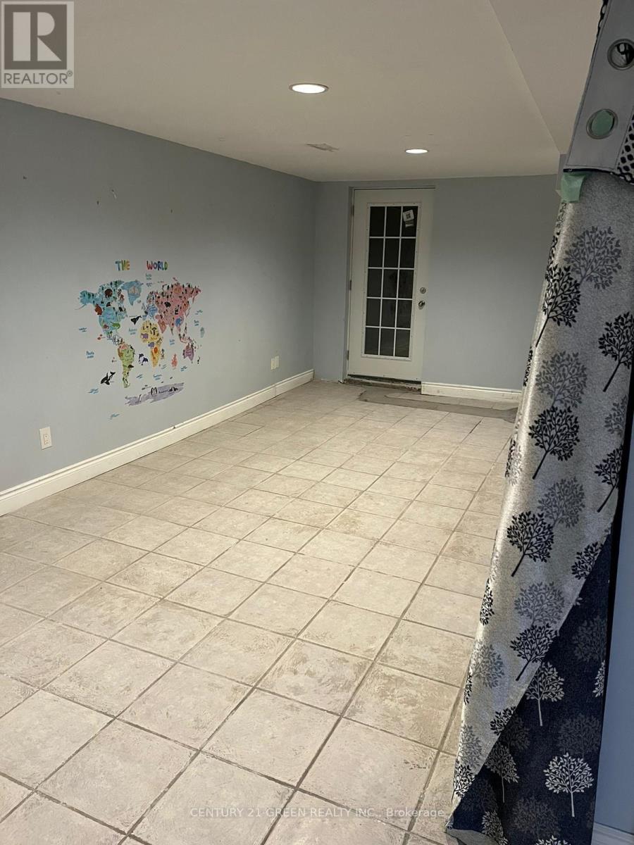 Bsmt - 41 Fallen Oak Court, Brampton, Ontario  L6Y 3T6 - Photo 3 - W12650516