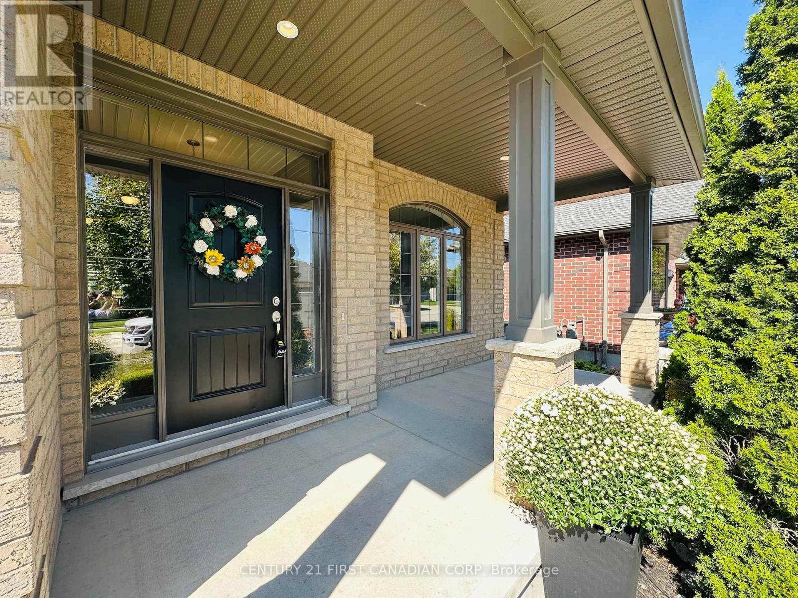 696 Bennett Crescent, Strathroy-Caradoc, Ontario  N0L 1W0 - Photo 2 - X12659596