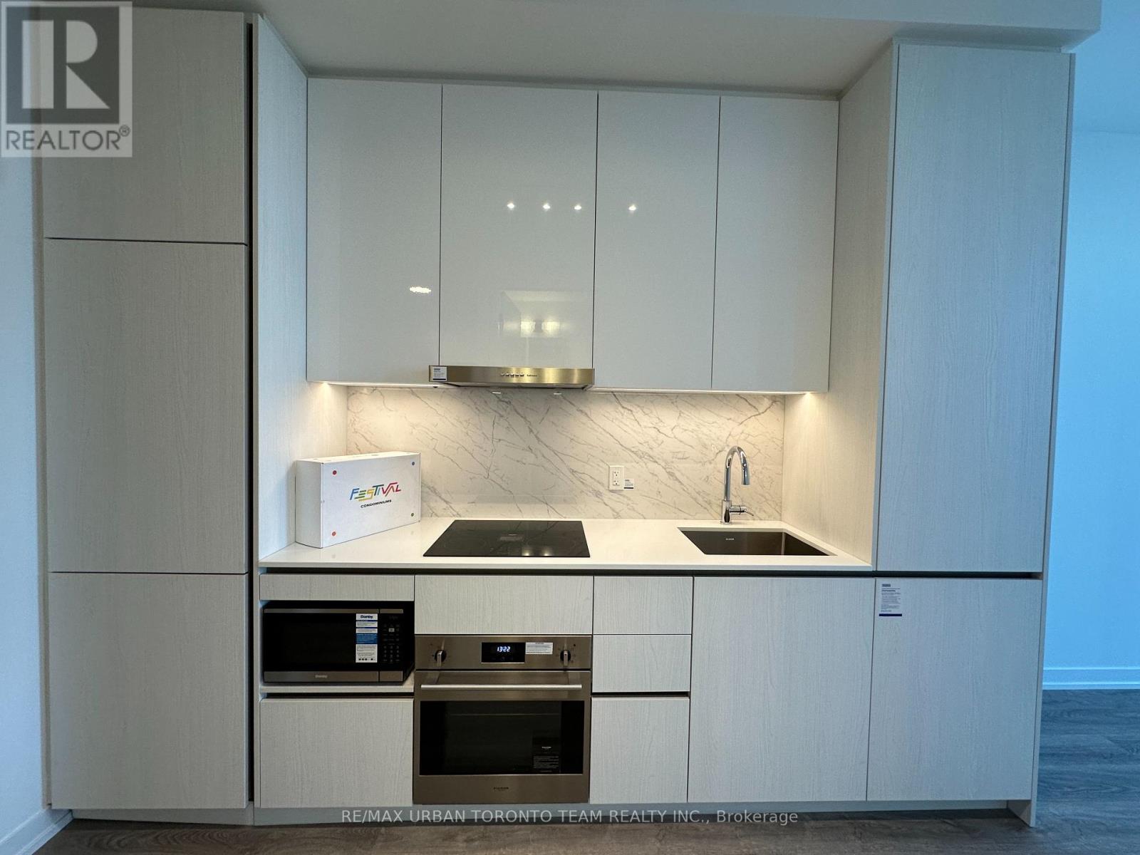 608 - 8 Interchange Way, Vaughan, Ontario  L4K 5Z7 - Photo 2 - N12659582