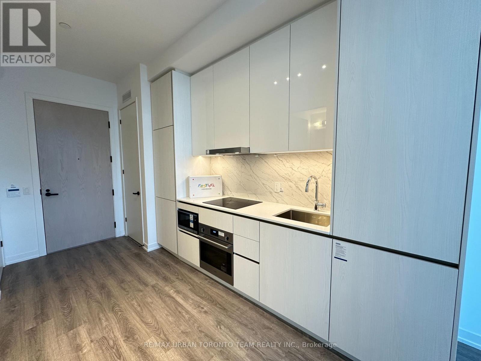 608 - 8 Interchange Way, Vaughan, Ontario  L4K 5Z7 - Photo 3 - N12659582