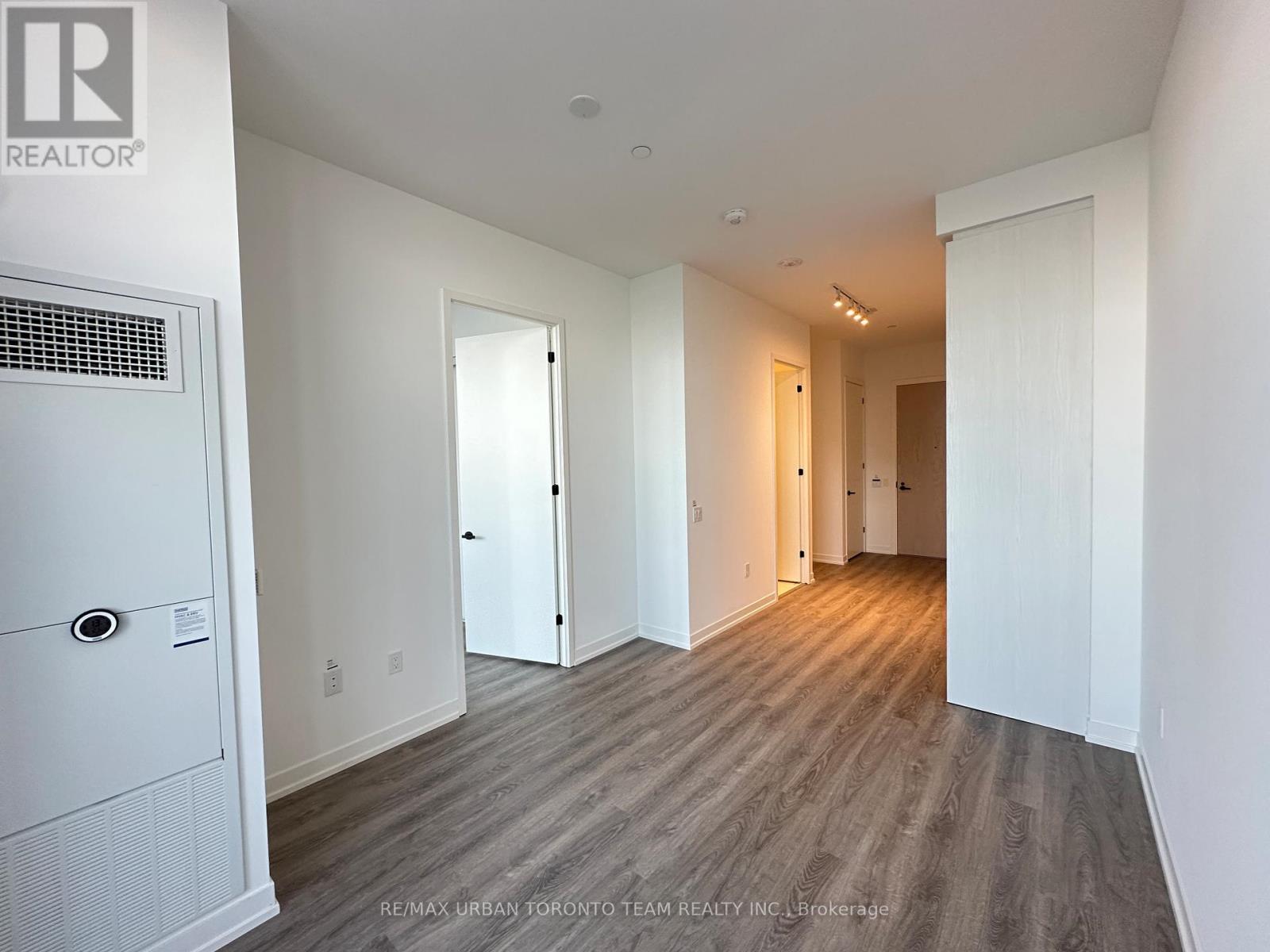 608 - 8 Interchange Way, Vaughan, Ontario  L4K 5Z7 - Photo 5 - N12659582