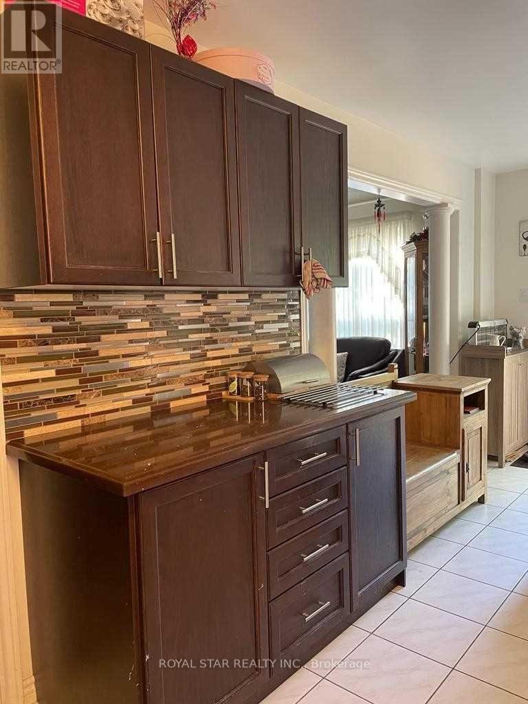 Upper - 5835 Chessman Court, Mississauga, Ontario  L5M 6P4 - Photo 8 - W12659562