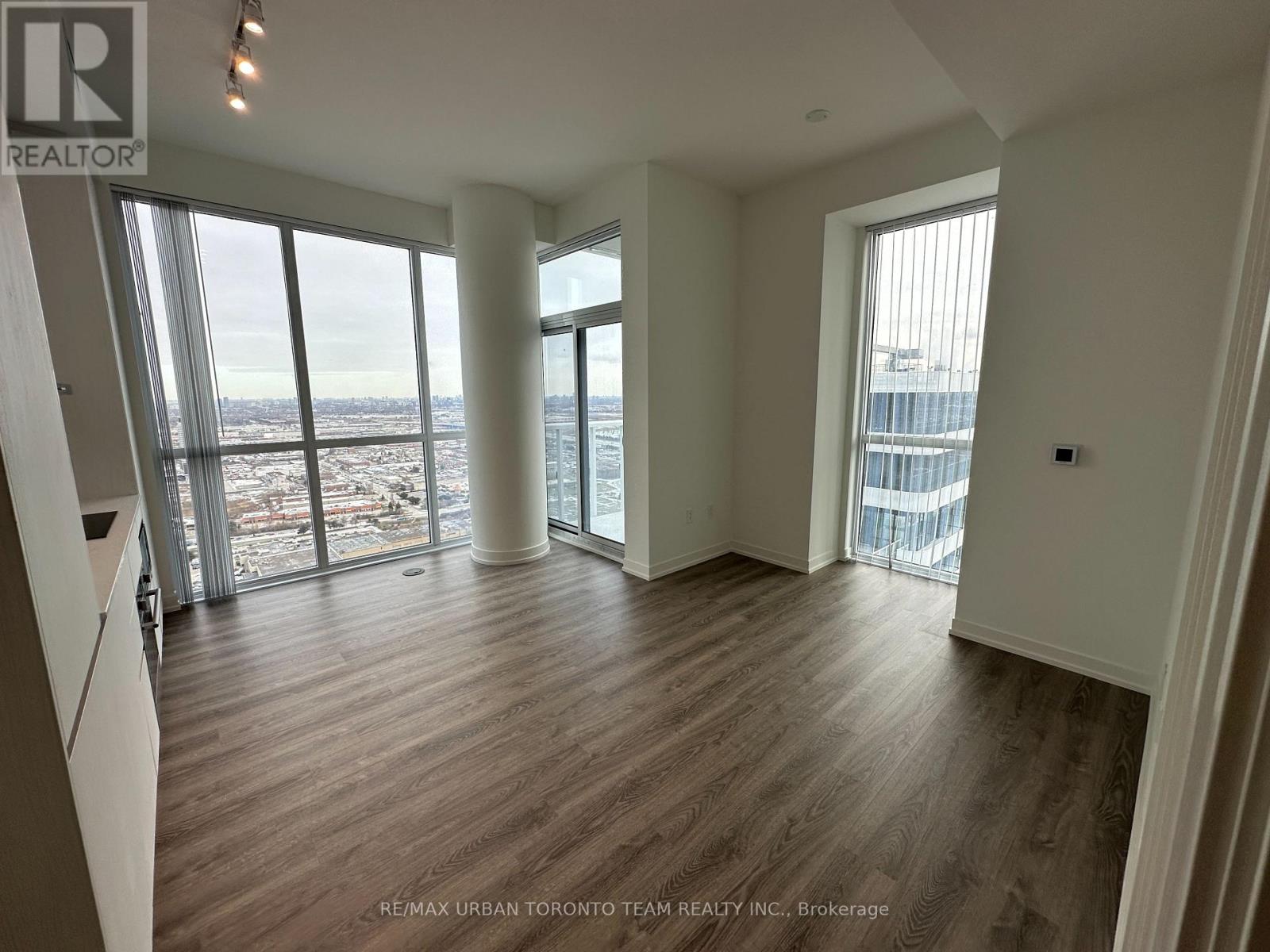 4909 - 8 Interchange Way, Vaughan, Ontario  L4K 5Z7 - Photo 1 - N12659658