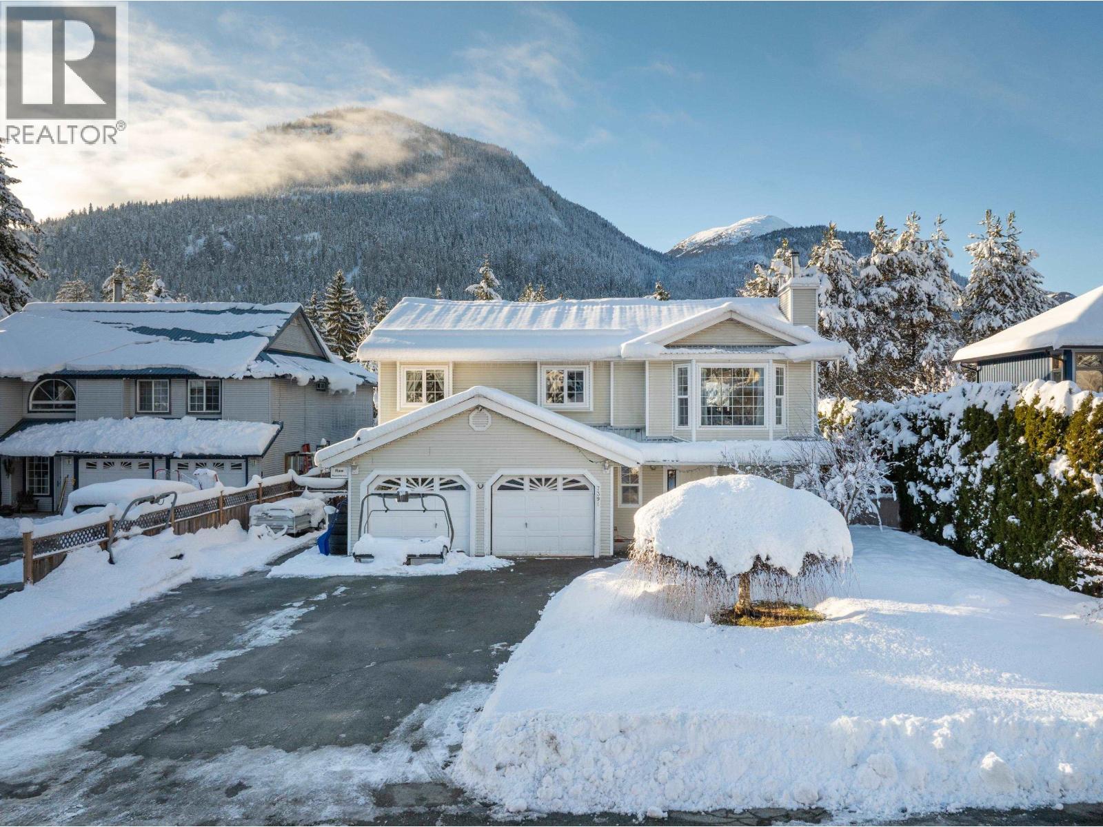 7391 Larch Street, Pemberton, British Columbia  V0N 2L0 - Photo 1 - R3075609