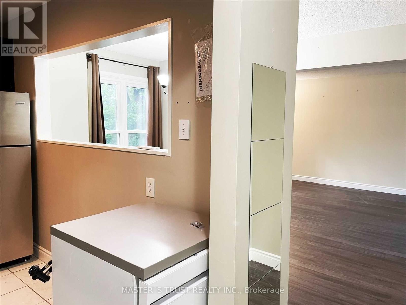 4 Gatsby Square, Brampton, Ontario  L6S 2H4 - Photo 3 - W12659680