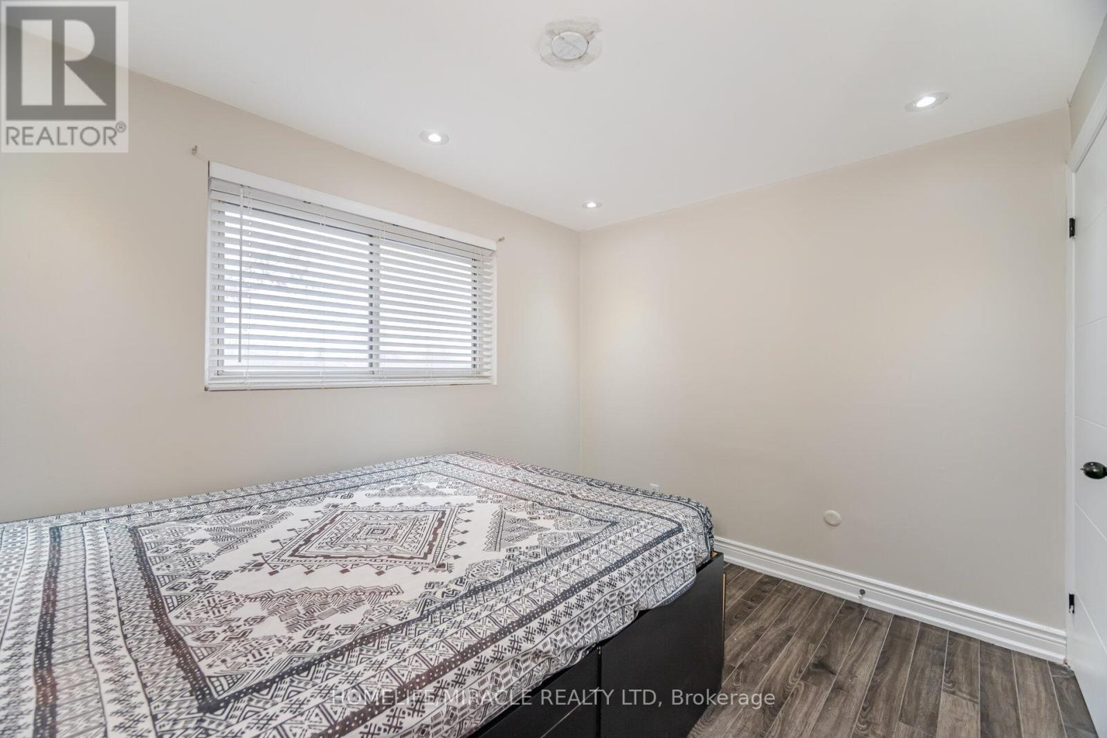 345 Silverstone Drive, Toronto, Ontario  M9V 3J8 - Photo 32 - W12659726