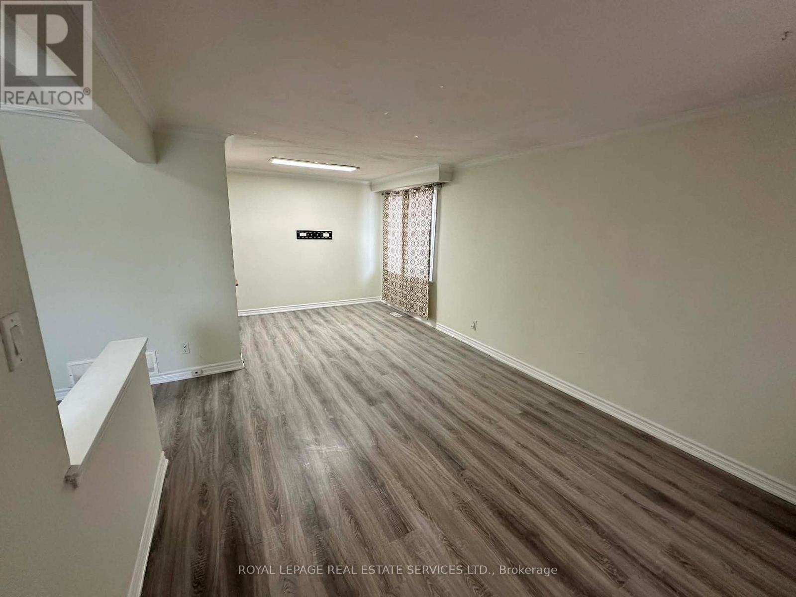 7 Kingsmere Crescent, Brampton, Ontario  L6X 1Z3 - Photo 2 - W12527198