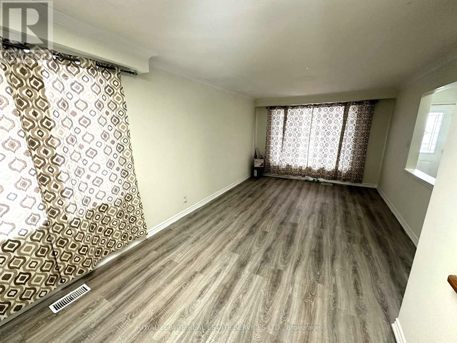 7 Kingsmere Crescent, Brampton, Ontario  L6X 1Z3 - Photo 4 - W12527198