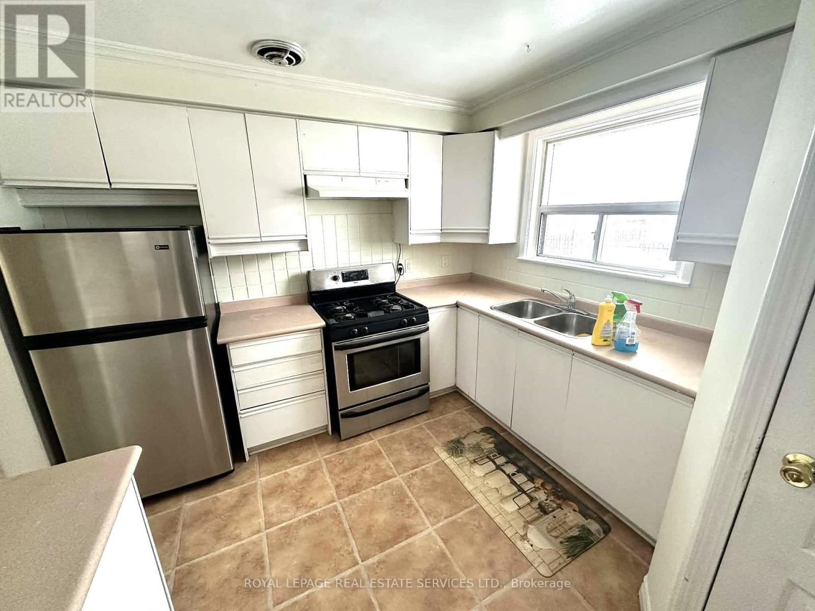 7 Kingsmere Crescent, Brampton, Ontario  L6X 1Z3 - Photo 5 - W12527198