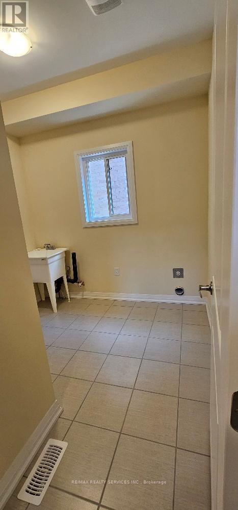 11 Revol Road, Penetanguishene, Ontario  L9M 0W8 - Photo 6 - S12654886