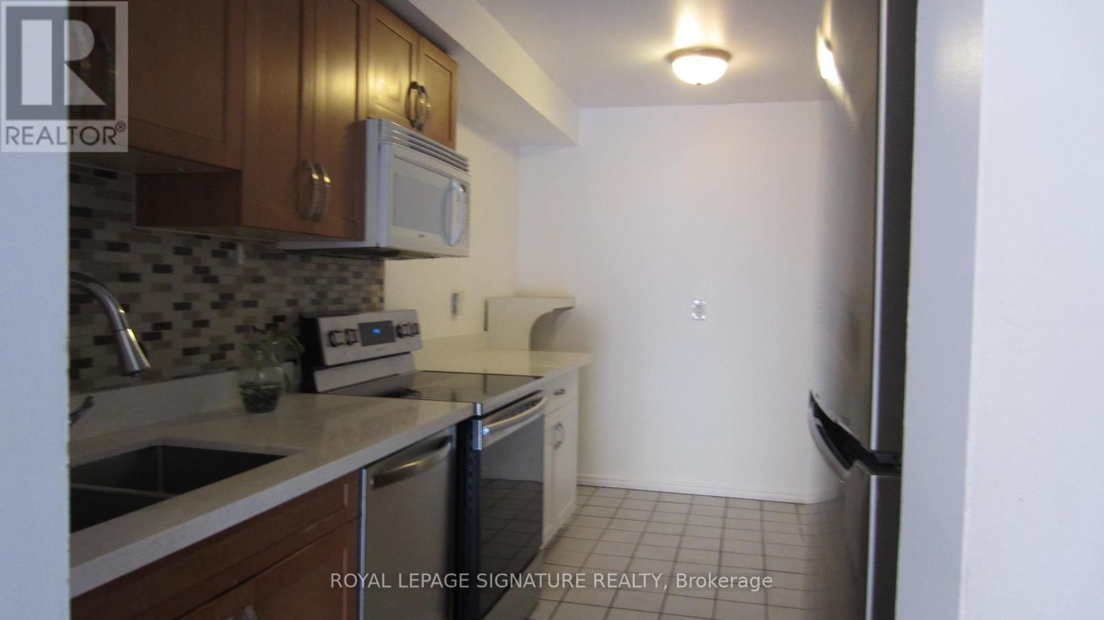 15 - 1039 Cedarglen Gate, Mississauga, Ontario  L5C 3A7 - Photo 7 - W12659756