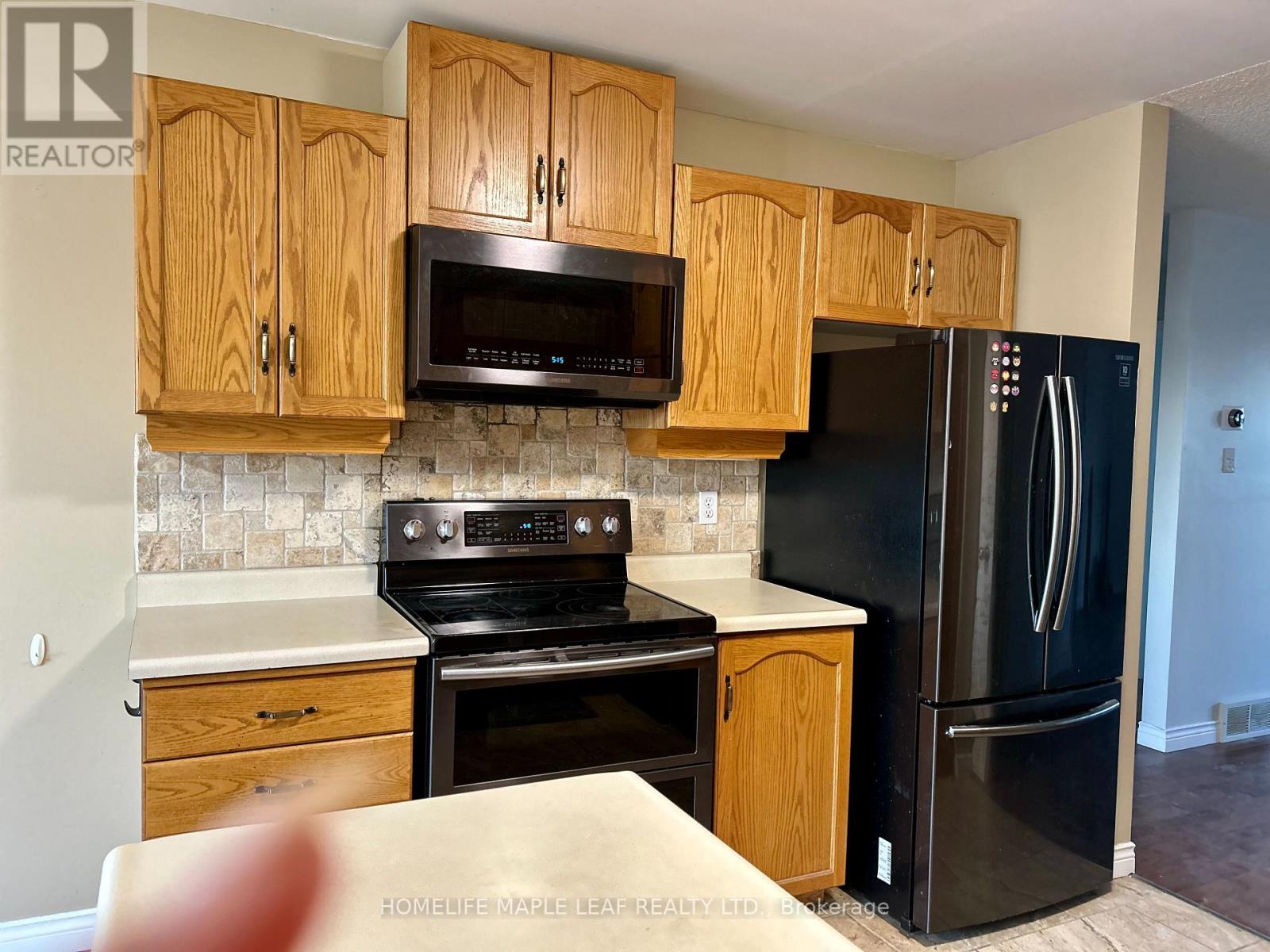 Upper - 14 Old Orchard Glen, Woodstock, Ontario  N4V 1G2 - Photo 7 - X12659840