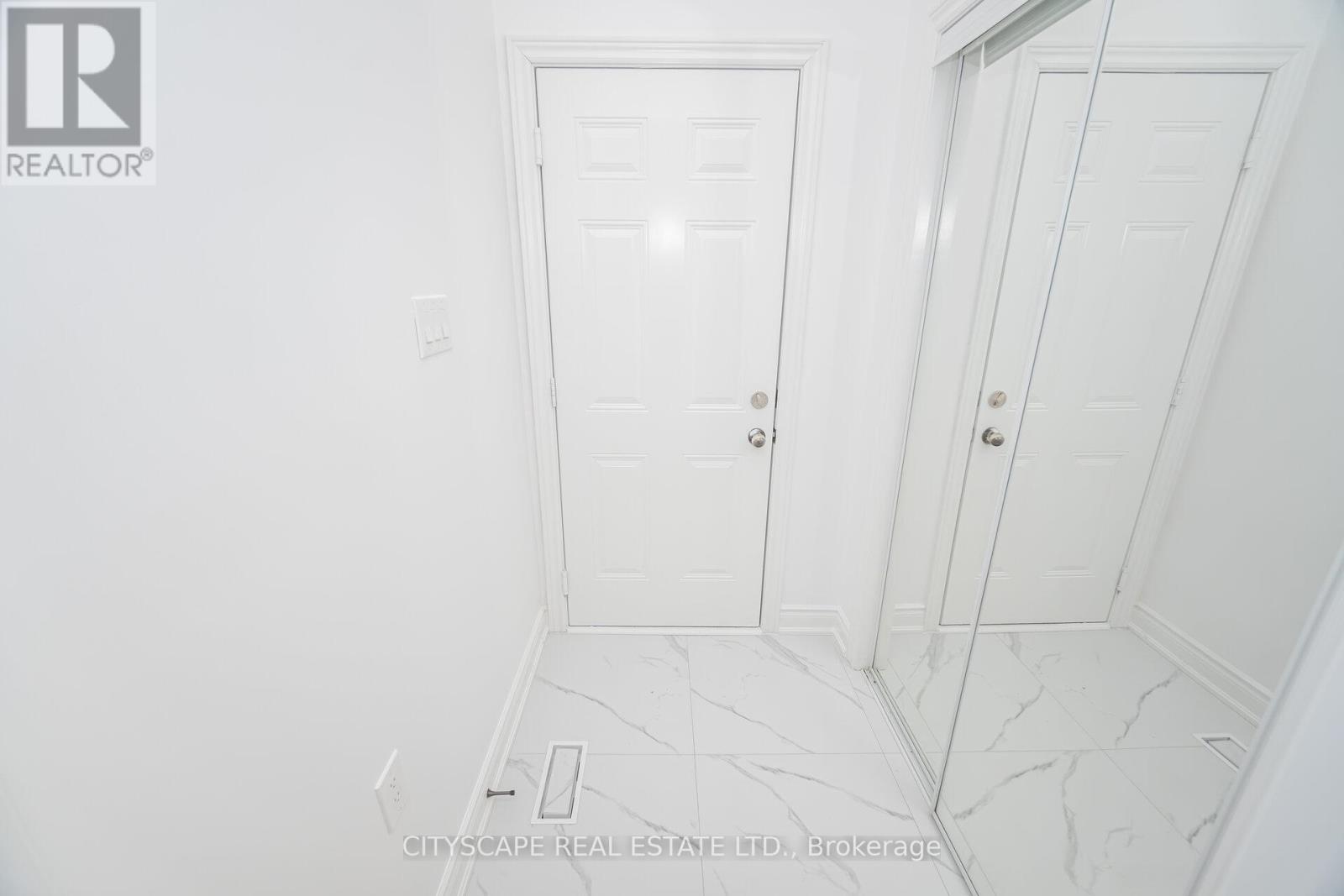 5843 Prairie Circle, Mississauga, Ontario  L5N 6B4 - Photo 16 - W12659858