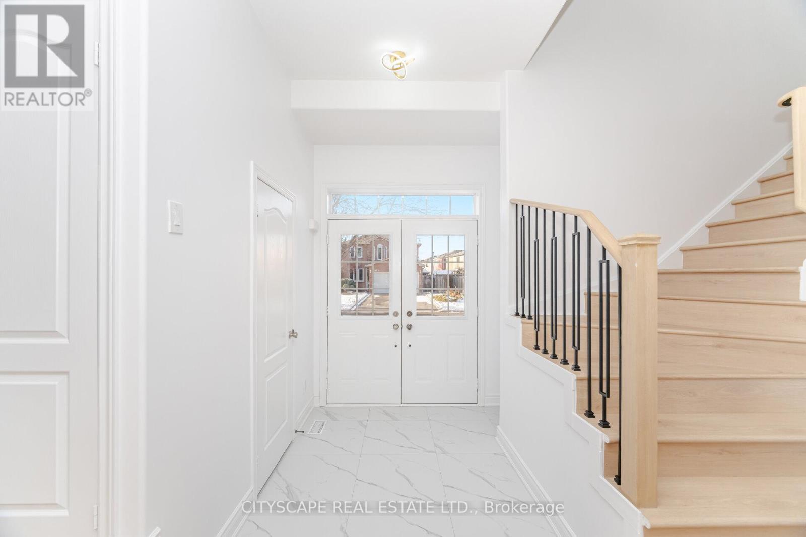 5843 Prairie Circle, Mississauga, Ontario  L5N 6B4 - Photo 3 - W12659858