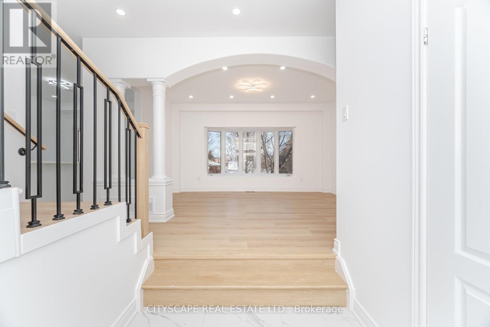 5843 Prairie Circle, Mississauga, Ontario  L5N 6B4 - Photo 4 - W12659858