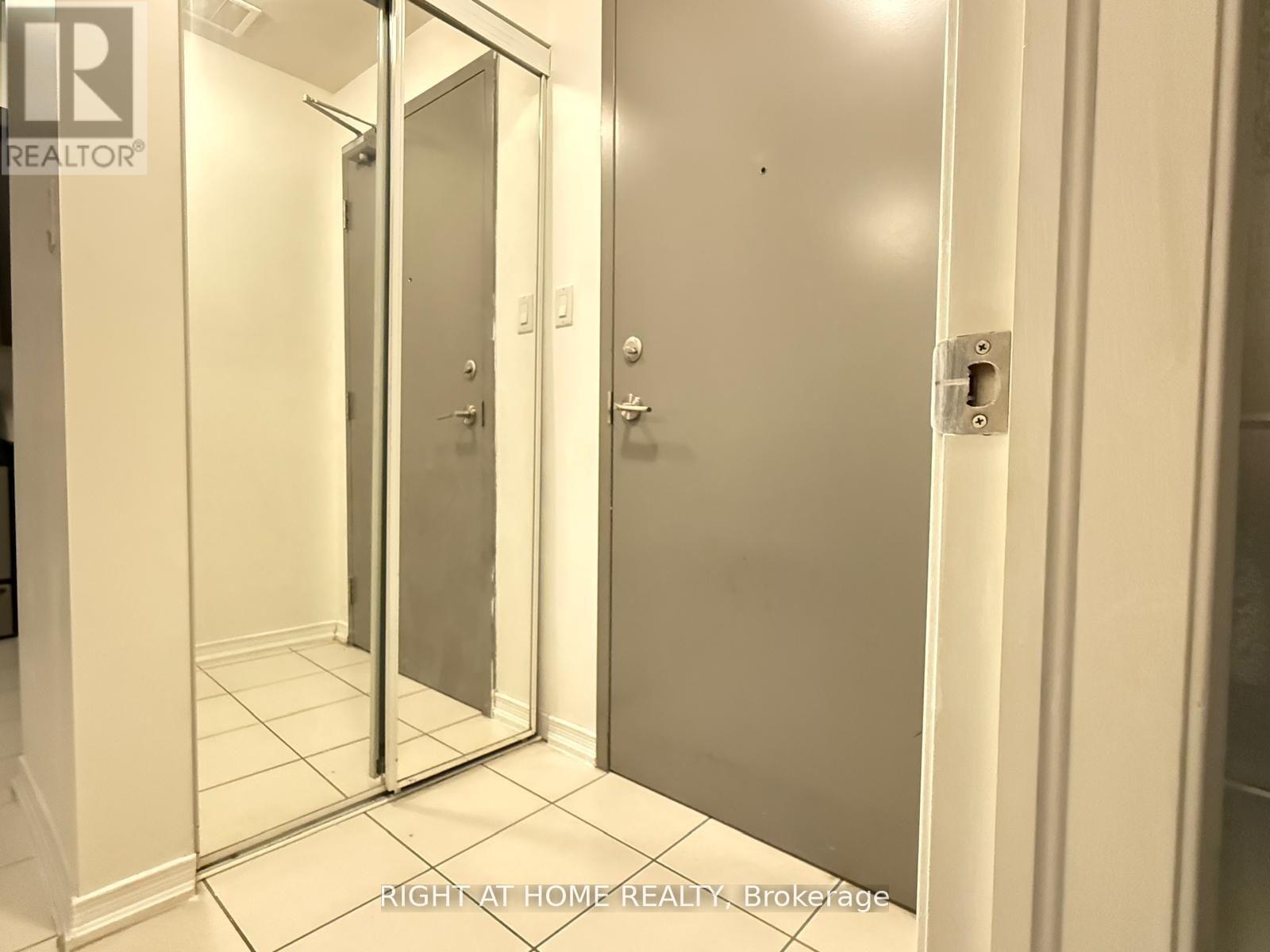 309 - 50 Sky Harbour Drive, Brampton, Ontario  L6Y 6B8 - Photo 3 - W12659928