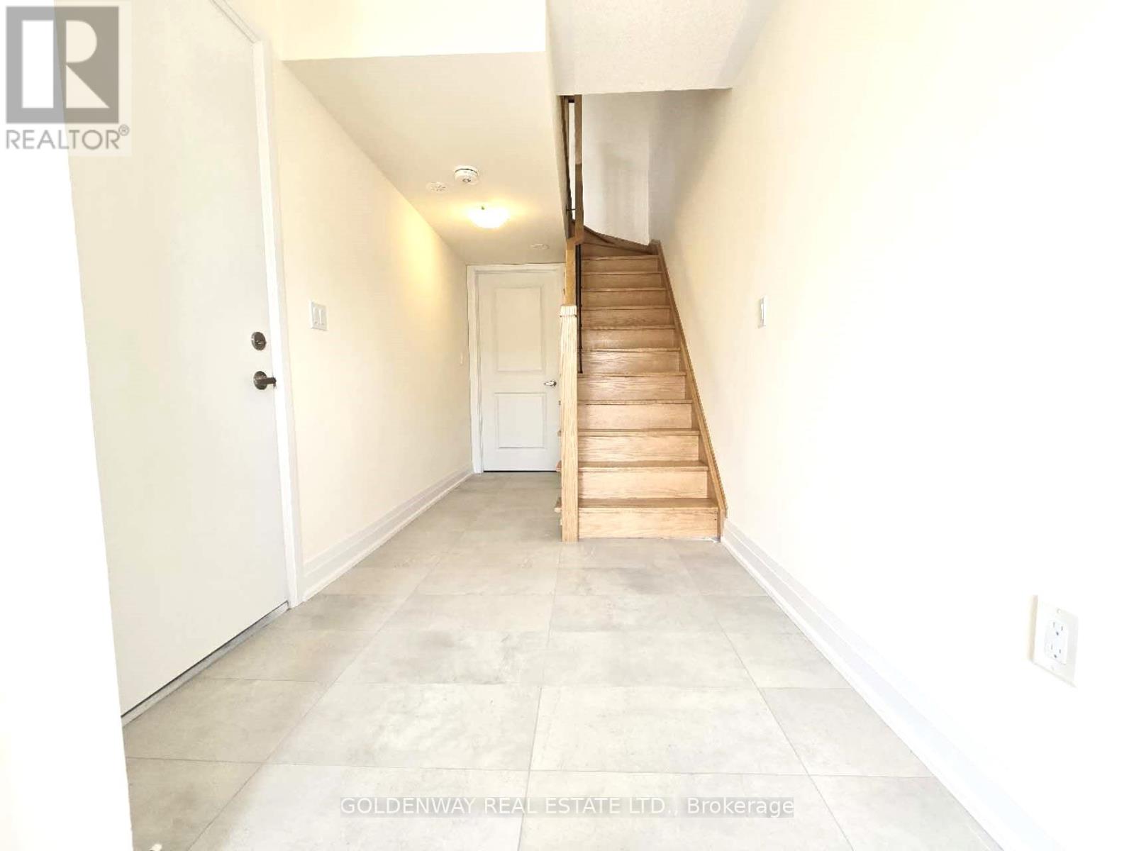 20 Clipper Crescent, Whitchurch-Stouffville, Ontario  L4A 4X7 - Photo 3 - N12659942