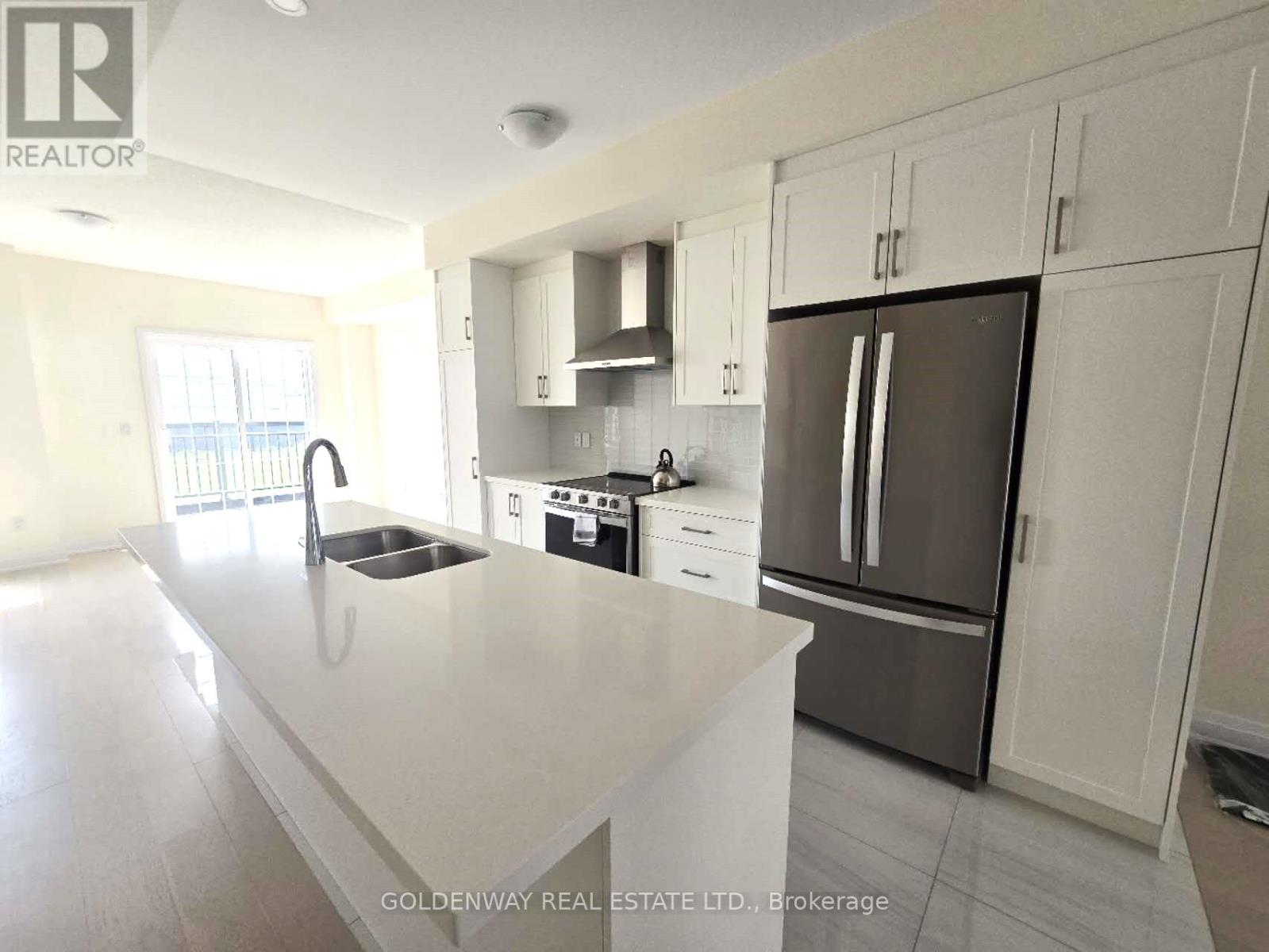 20 Clipper Crescent, Whitchurch-Stouffville, Ontario  L4A 4X7 - Photo 5 - N12659942