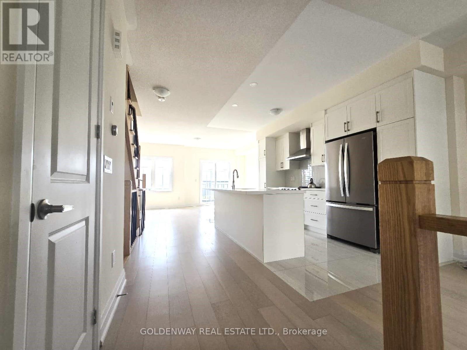 20 Clipper Crescent, Whitchurch-Stouffville, Ontario  L4A 4X7 - Photo 7 - N12659942