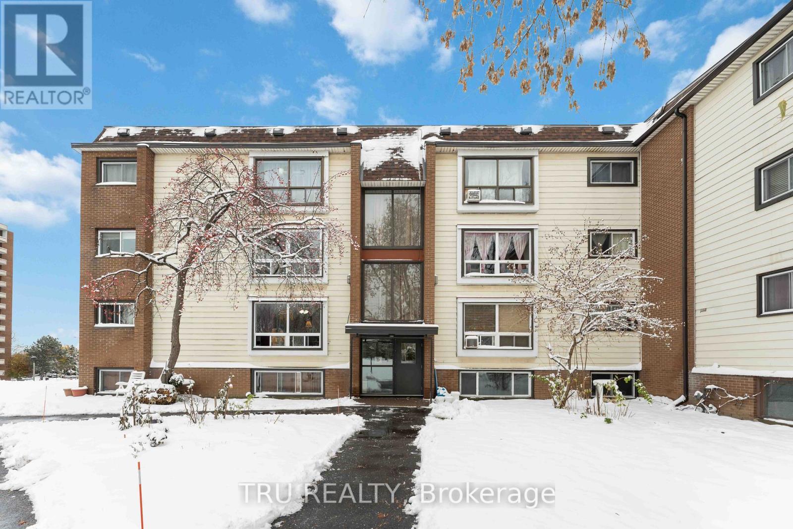 <h3>$2,150 Monthly</h3><p>8 - 898 Elmsmere Road, Ottawa, Ontario</p>