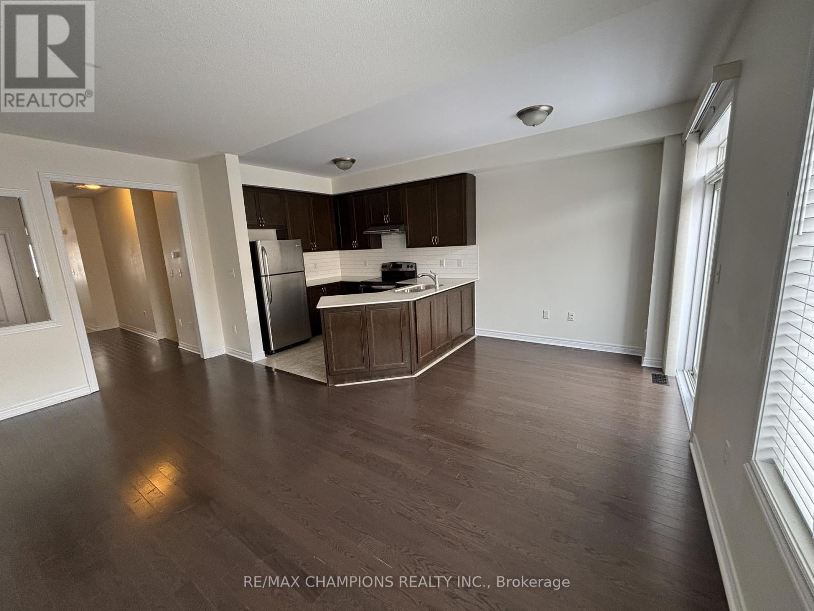 64 Pennycross Crescent, Brampton, Ontario  L7A 4M1 - Photo 4 - W12504852