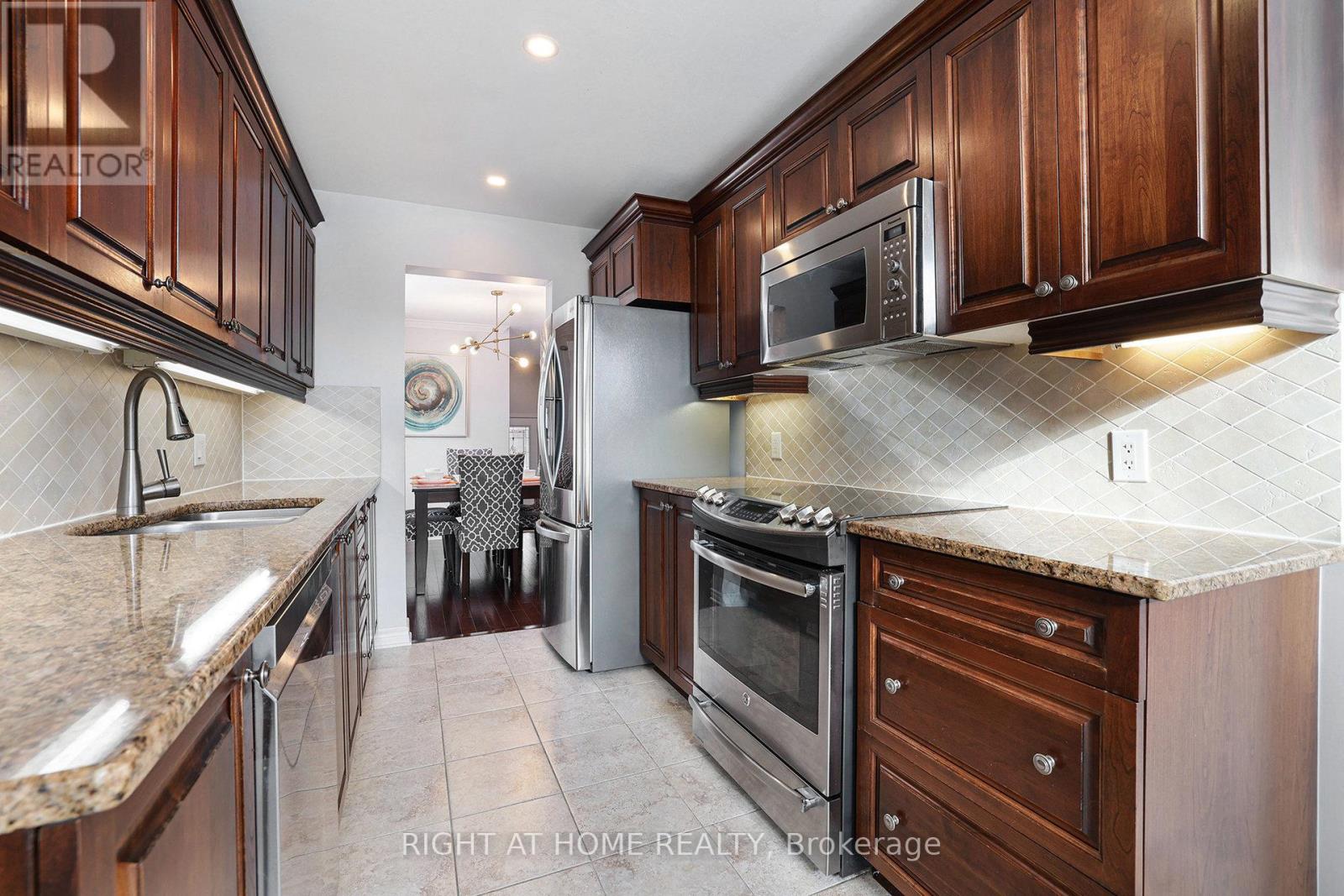 366 Forestbrook Street, Ottawa, Ontario  K2K 0B7 - Photo 9 - X12660040