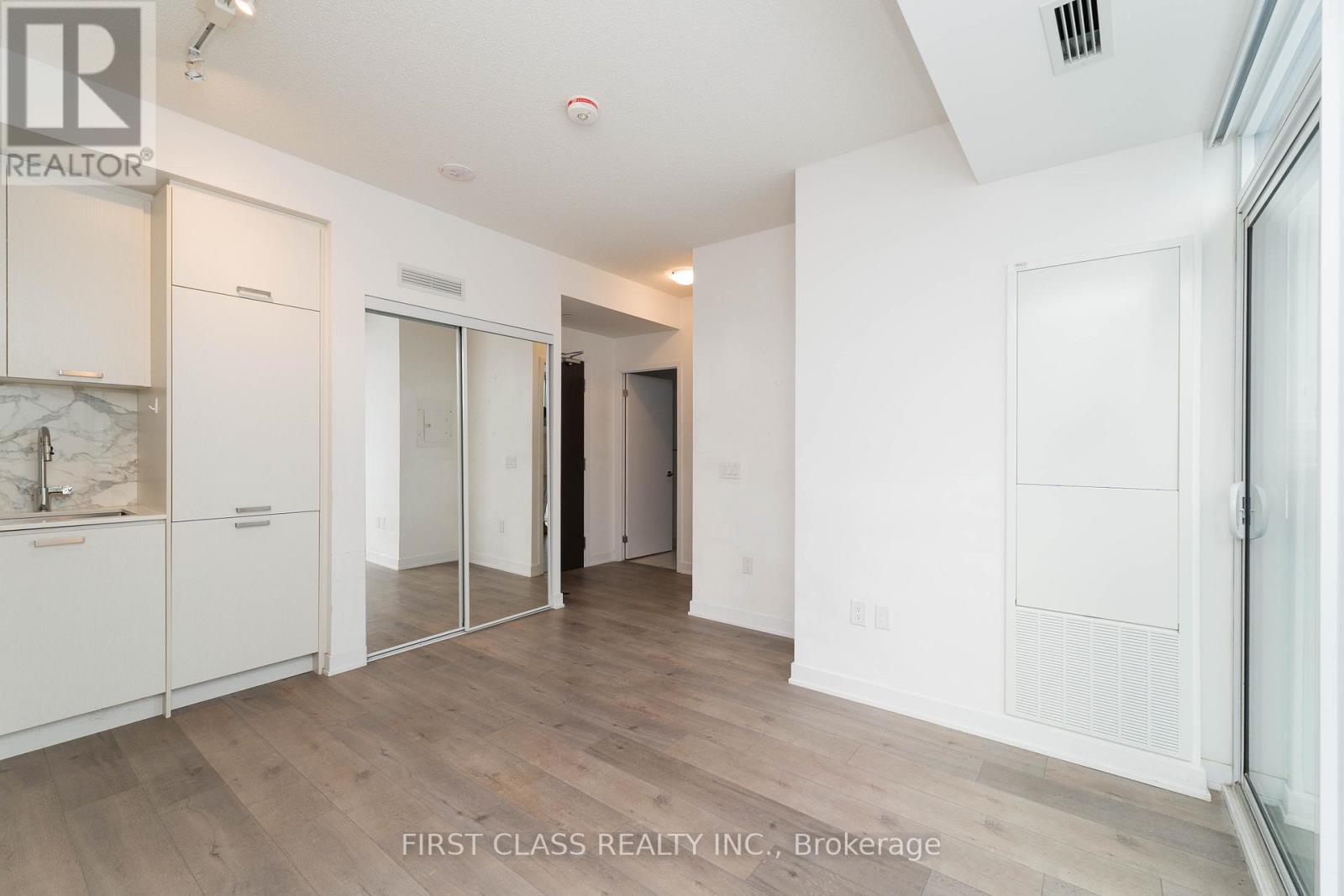 603 - 10 Honeycrisp Crescent, Vaughan, Ontario  L4K 0M7 - Photo 9 - N12658260