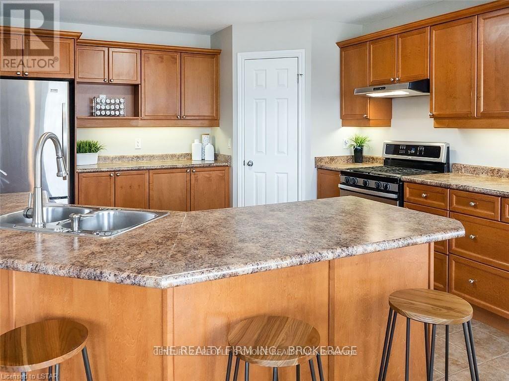 689 North Leaksdale Circle W, London South, Ontario  N6M 1M1 - Photo 2 - X12660076