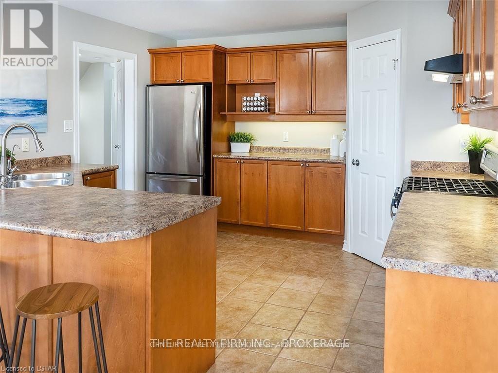 689 North Leaksdale Circle W, London South, Ontario  N6M 1M1 - Photo 3 - X12660076