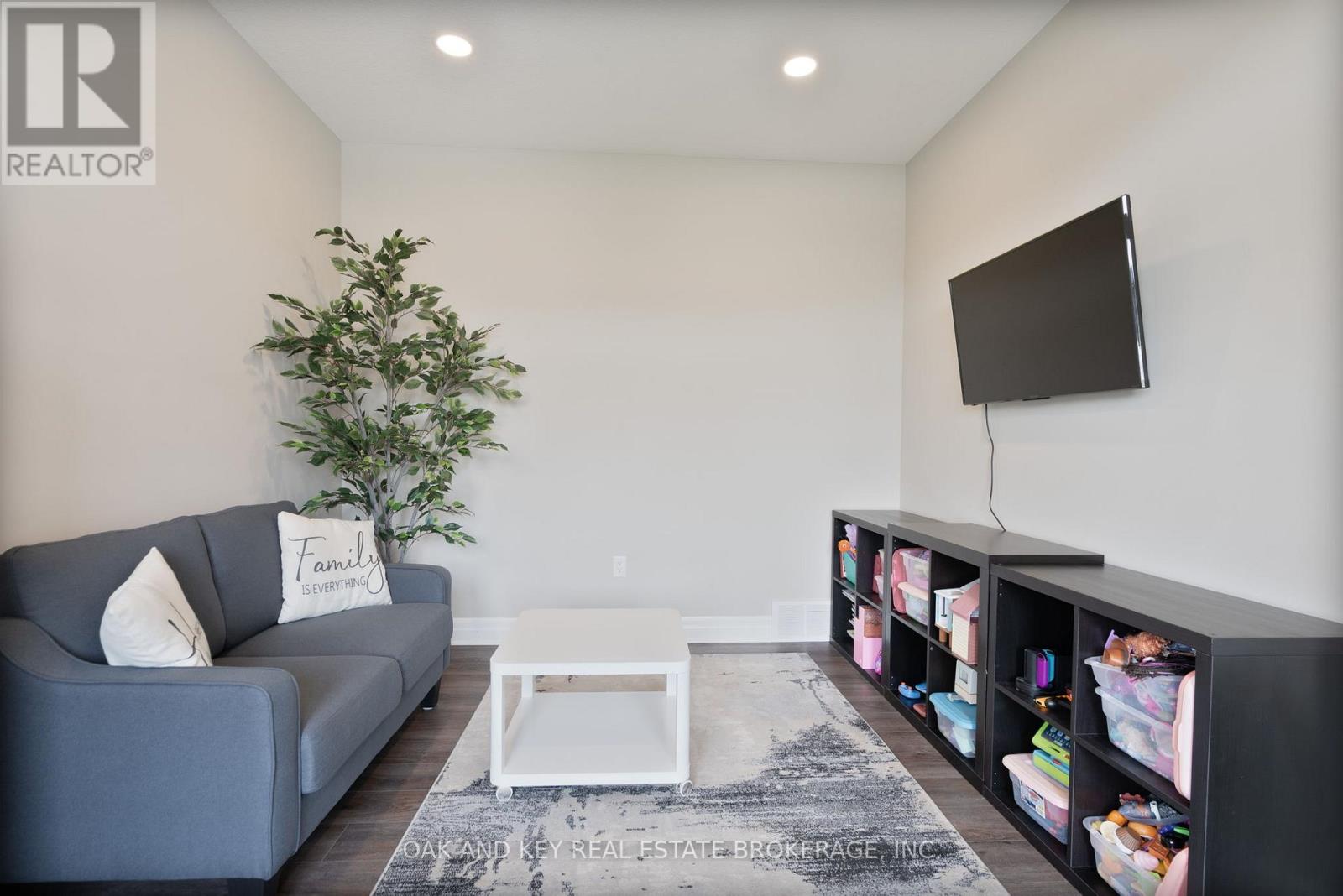 25 Hardy Court, Lucan Biddulph, Ontario  N0M 2J0 - Photo 4 - X12660220